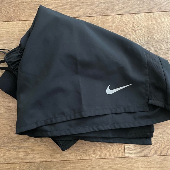 NWOT Nike Women's Black Athletic Shorts Sz Large - Picture 9 of 9